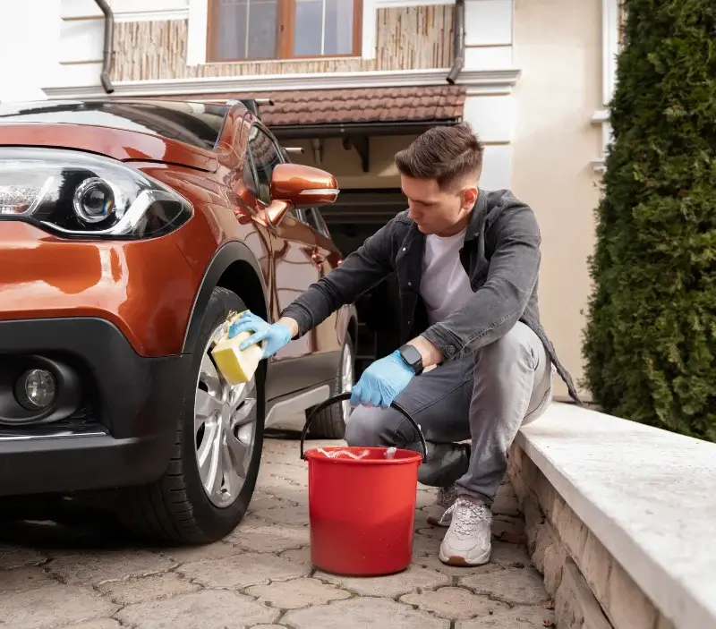 Lavage auto à domicile Vacognes-Neuilly : professionnel intervenant sur un véhicule